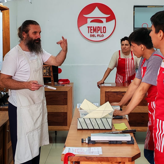 Maestro explicando la filosofia de filo curso de afialdo cuchillos lima