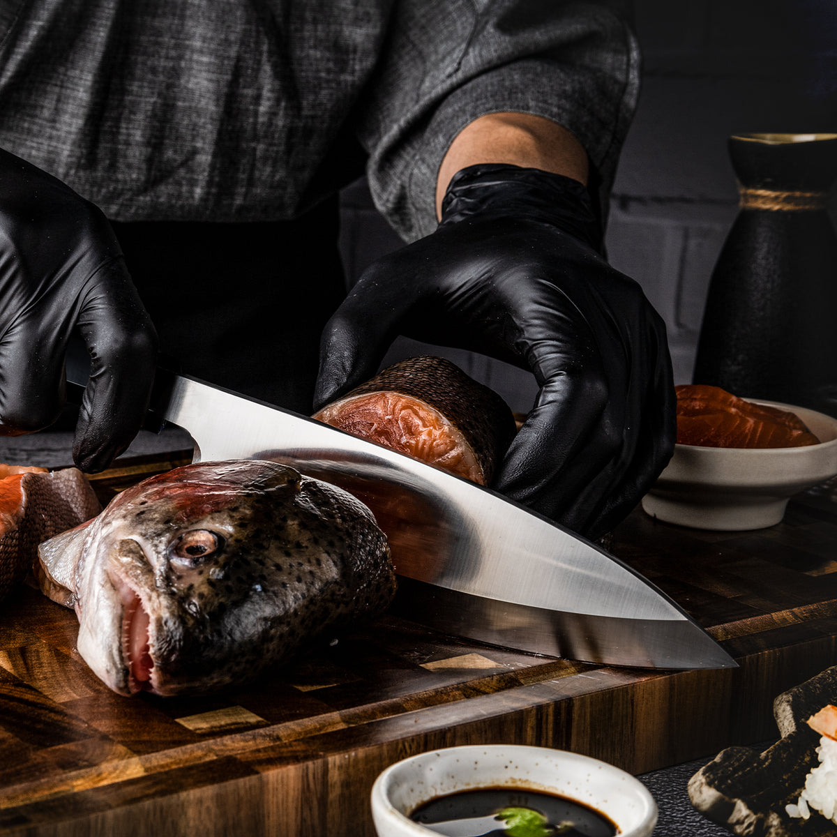 Cuchillo Deba 20cm 9Cr Mango Oct Ébano y Cuerno de Búfalo cortando pescado.
